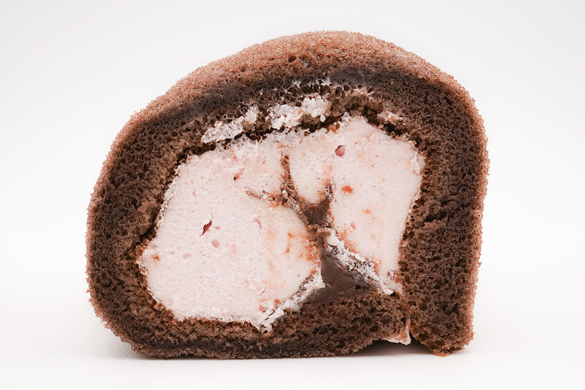 ローソン「パリっとしたチョコのもち食感ロール(いちごクリーム)」