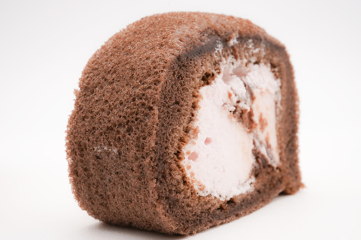 ローソン「パリっとしたチョコのもち食感ロール(いちごクリーム)」