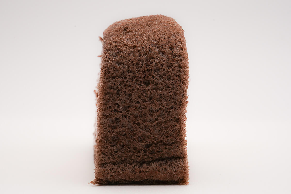 ローソン「パリっとしたチョコのもち食感ロール(いちごクリーム)」