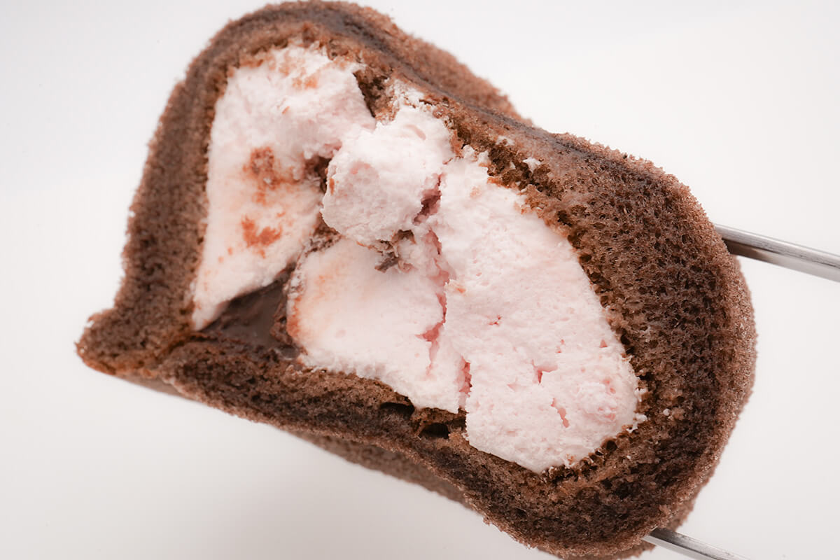 ローソン「パリっとしたチョコのもち食感ロール(いちごクリーム)」