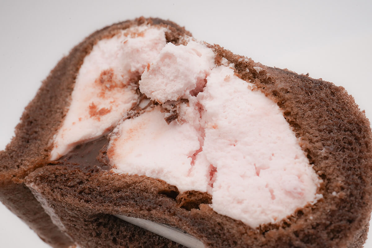 ローソン「パリっとしたチョコのもち食感ロール(いちごクリーム)」