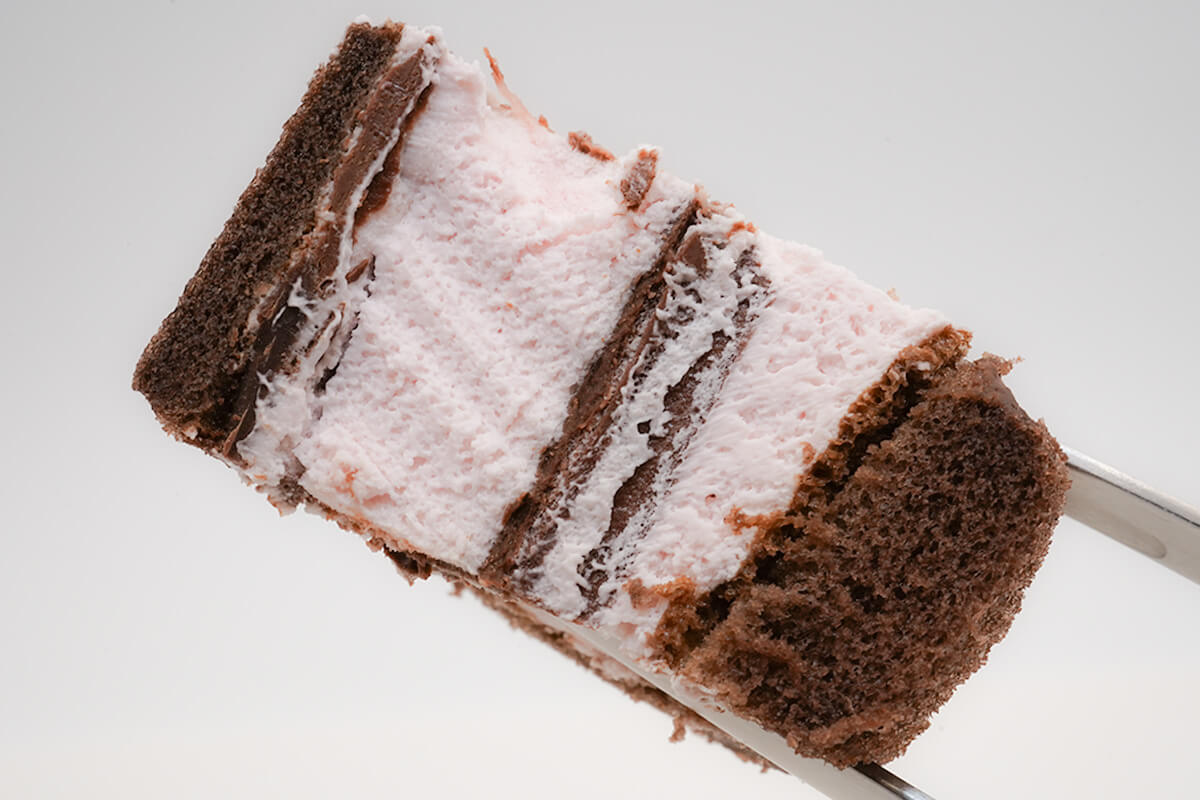 ローソン「パリっとしたチョコのもち食感ロール(いちごクリーム)」