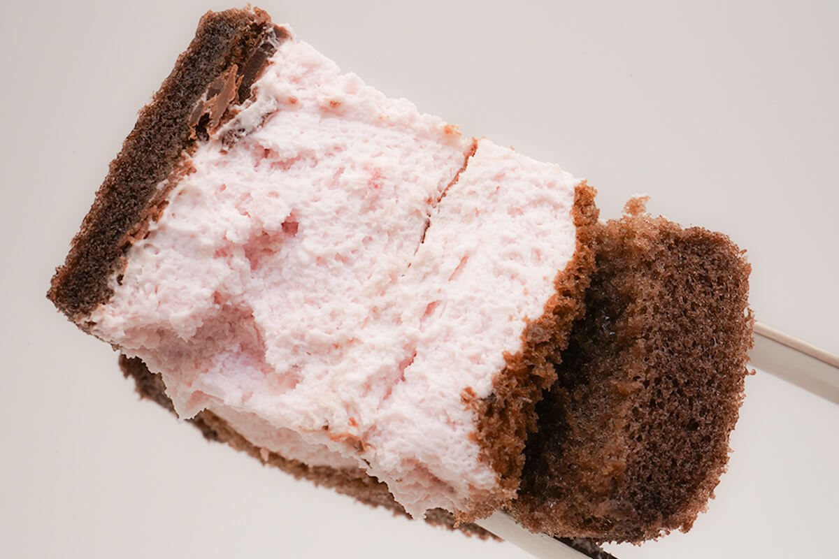 ローソン「パリっとしたチョコのもち食感ロール(いちごクリーム)」