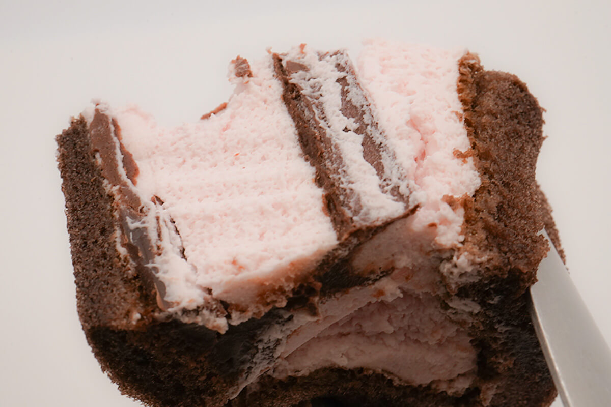 ローソン「パリっとしたチョコのもち食感ロール(いちごクリーム)」