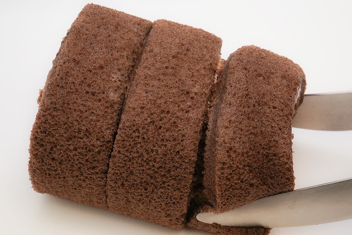 ローソン「パリっとしたチョコのもち食感ロール(いちごクリーム)」