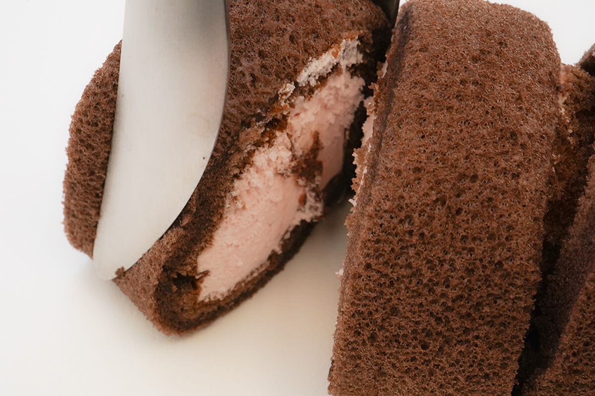 ローソン「パリっとしたチョコのもち食感ロール(いちごクリーム)」