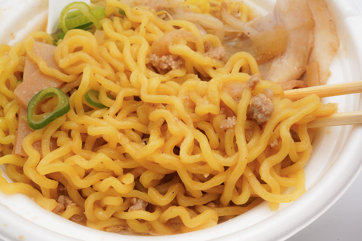 セブンイレブン札幌すみれ監修濃厚みそラーメン