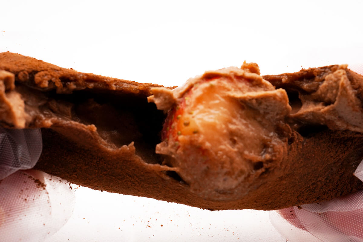 セブンイレブン「まるごと一粒 ショコラ苺大福」