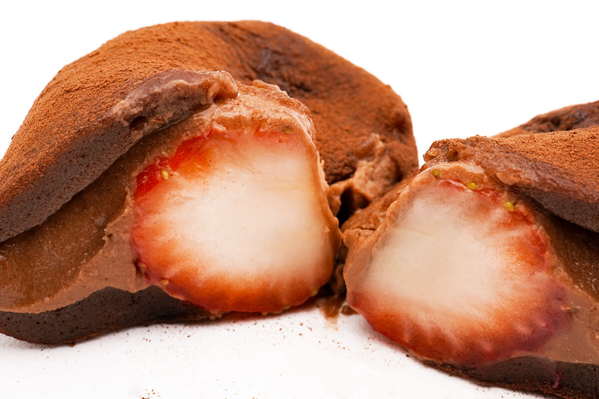 セブンイレブン「まるごと一粒 ショコラ苺大福」