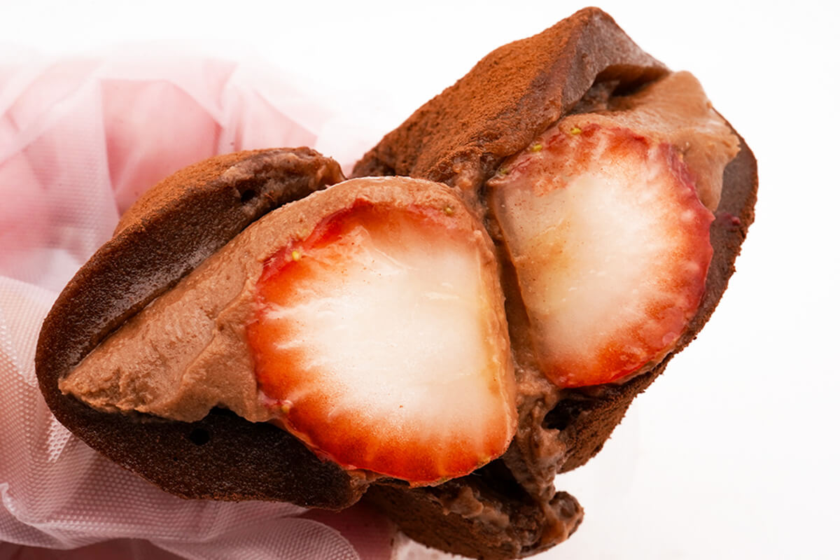 セブンイレブン「まるごと一粒 ショコラ苺大福」