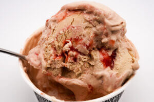 セブンイレブン限定「森永 モウスペシャル いちごミルクティー」