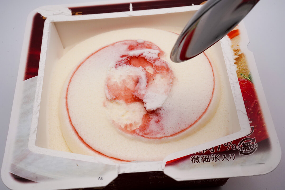 ファミマ先行ロッテ　爽　贅沢濃味バニラ　甘熟濃苺ソースたっぷり