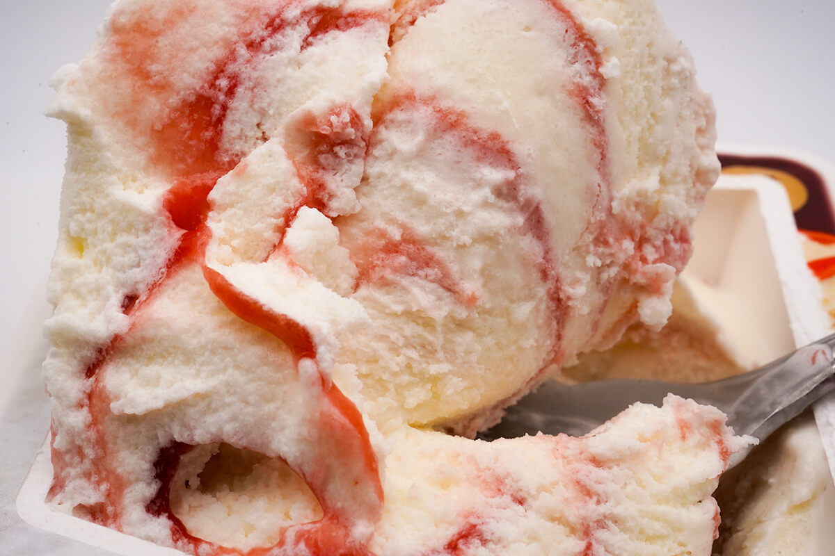 ファミマ先行ロッテ　爽　贅沢濃味バニラ　甘熟濃苺ソースたっぷり