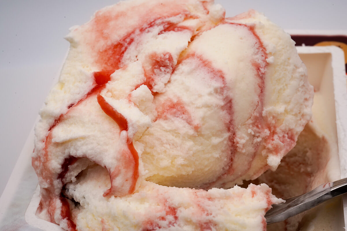 ファミマ先行ロッテ　爽　贅沢濃味バニラ　甘熟濃苺ソースたっぷり