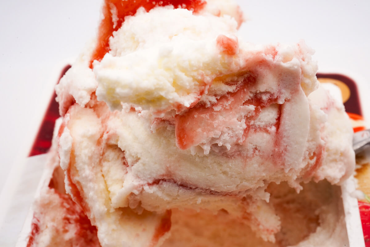 ファミマ先行ロッテ　爽　贅沢濃味バニラ　甘熟濃苺ソースたっぷり