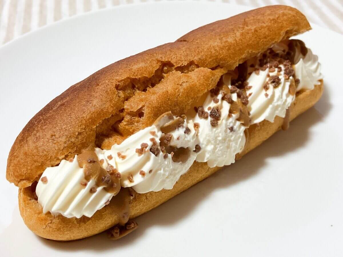 ローソンザ・キャピトルホテル 東急　安里哲也シェフ監修　ザ・ティラミスエクレア