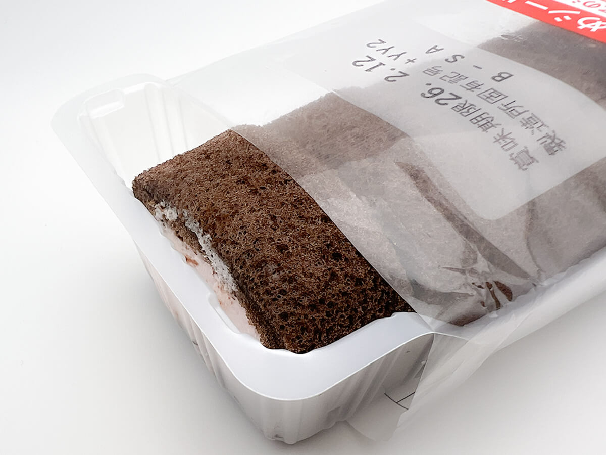 ローソン「パリっとしたチョコのもち食感ロール(いちごクリーム)」