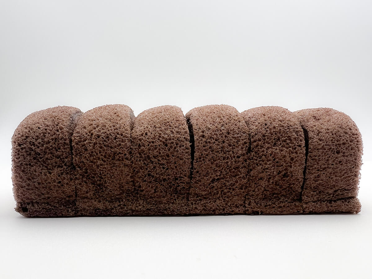 ローソン「パリっとしたチョコのもち食感ロール(いちごクリーム)」