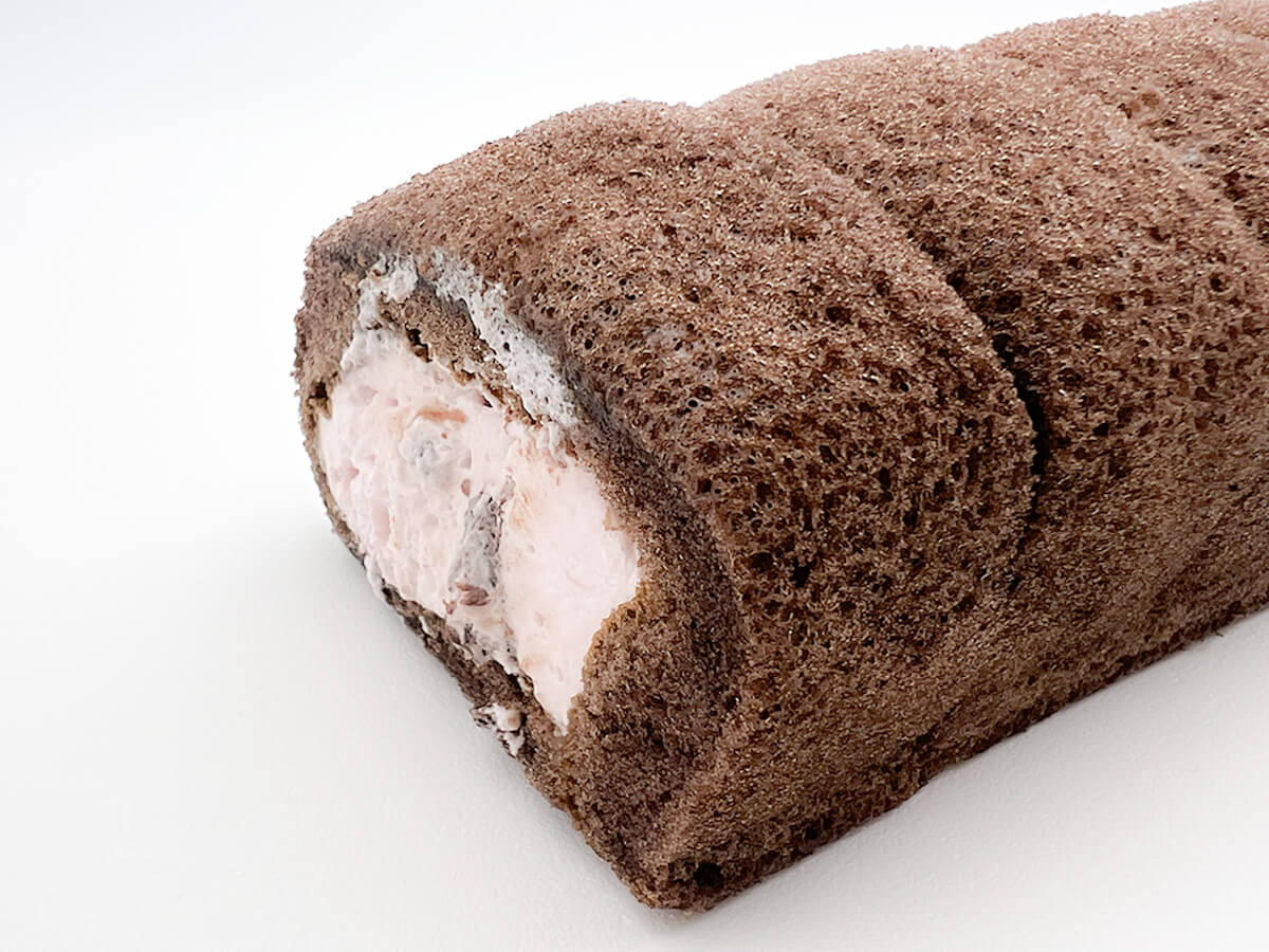 ローソン「パリっとしたチョコのもち食感ロール(いちごクリーム)」