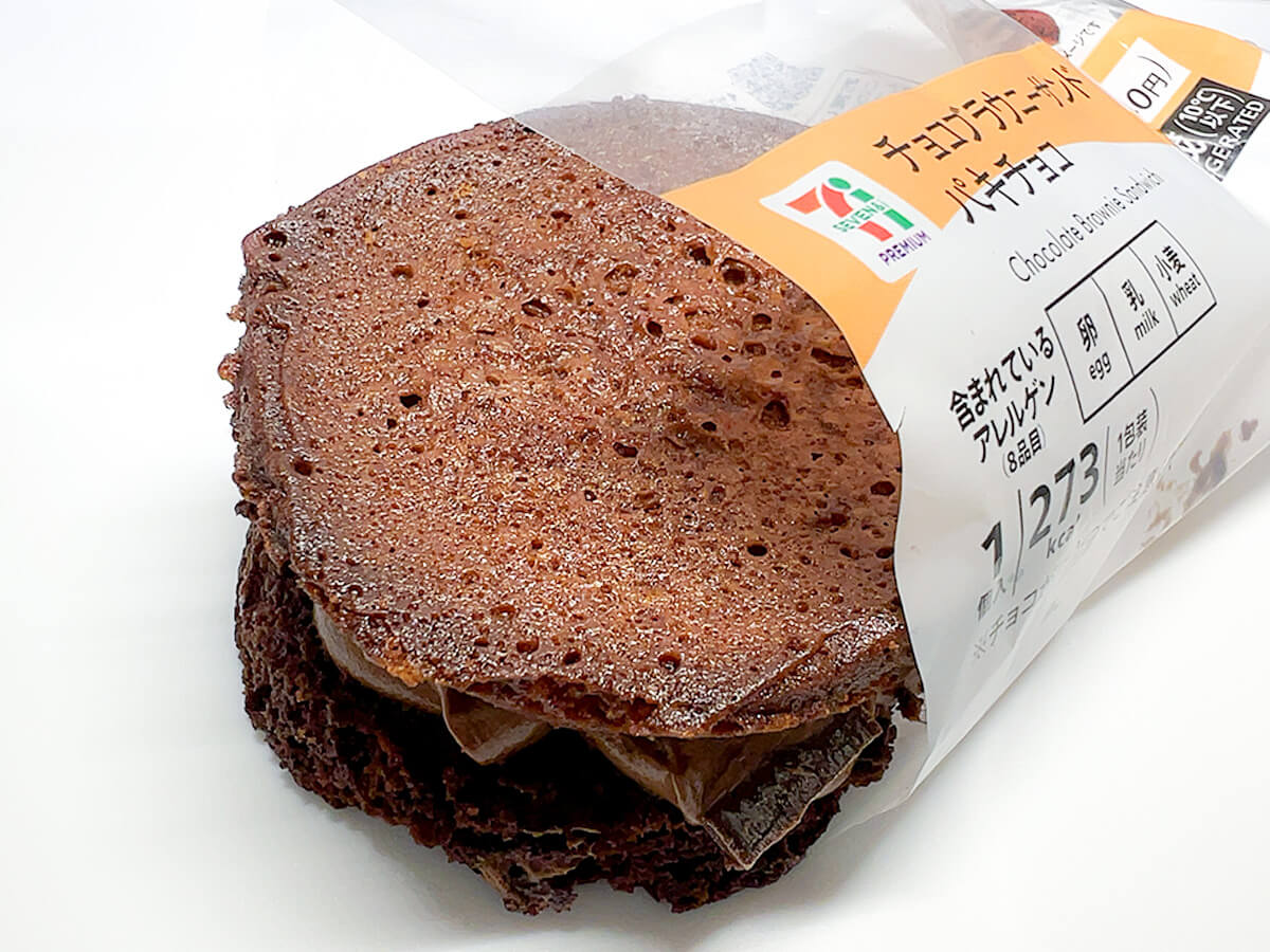 セブンイレブン「７プレミアム　チョコブラウニーサンド　パキチョコ」