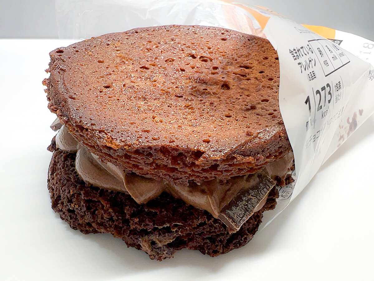 セブンイレブン「７プレミアム　チョコブラウニーサンド　パキチョコ」