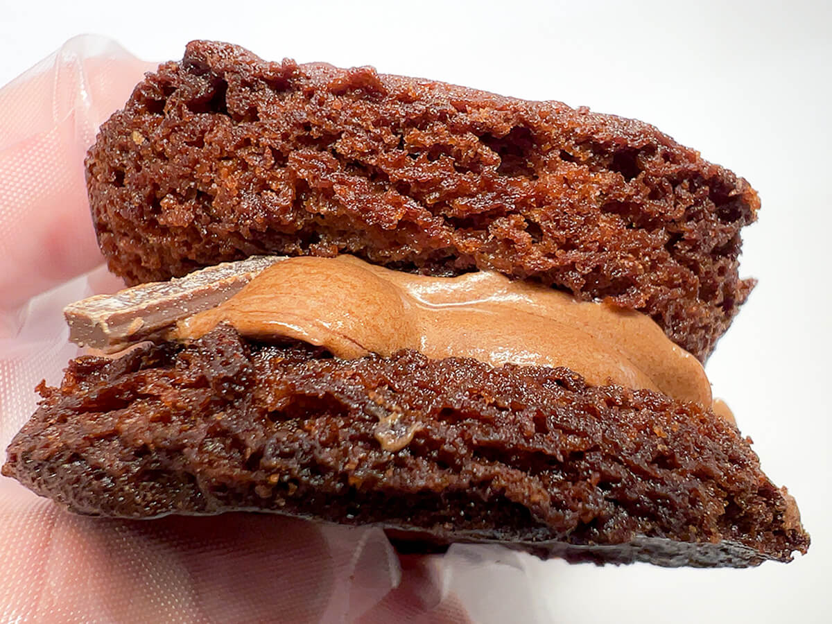 セブンイレブン「７プレミアム　チョコブラウニーサンド　パキチョコ」