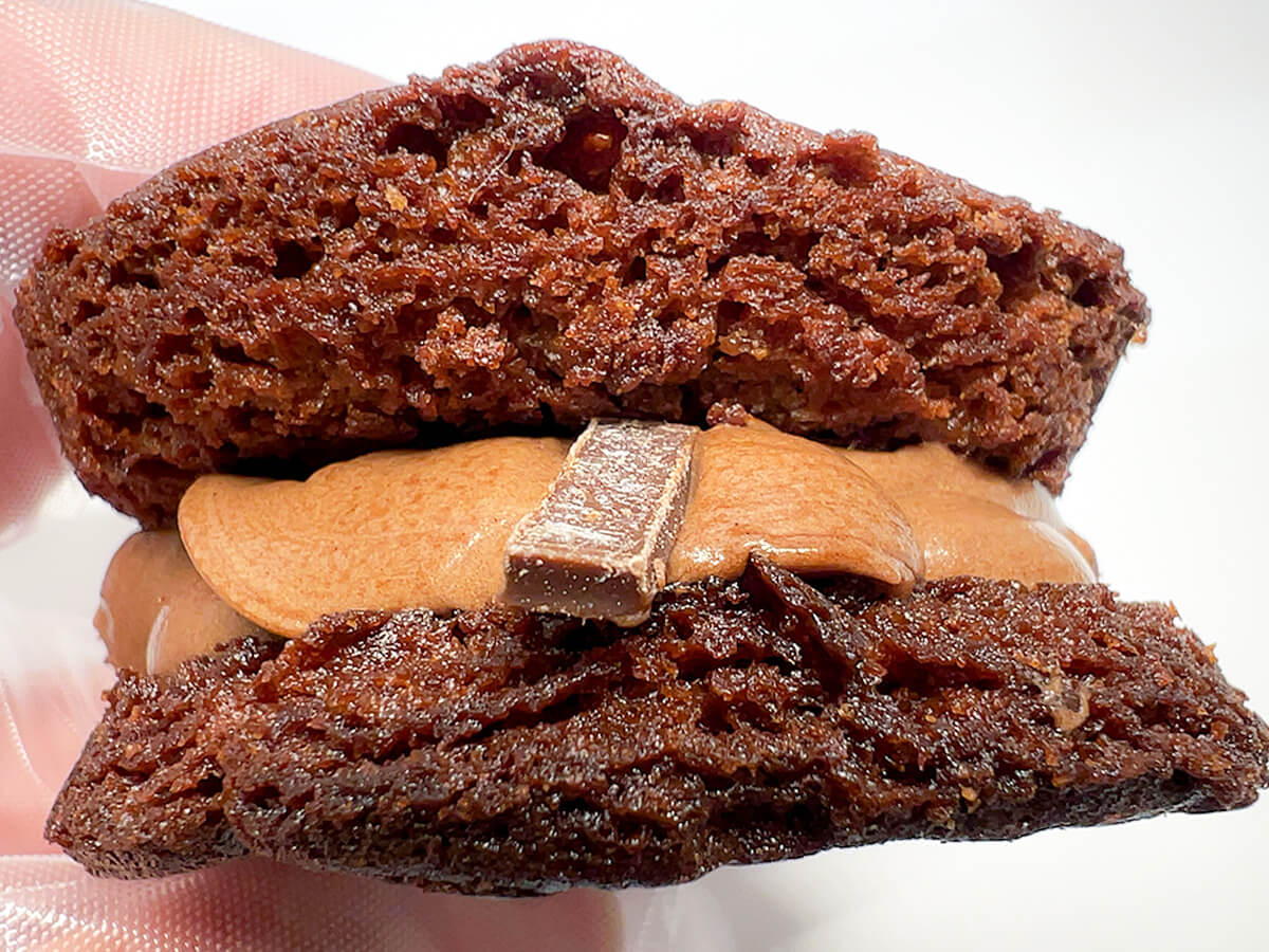 セブンイレブン「７プレミアム　チョコブラウニーサンド　パキチョコ」