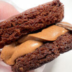 セブンイレブン「７プレミアム　チョコブラウニーサンド　パキチョコ」