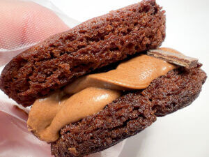 セブンイレブン「７プレミアム　チョコブラウニーサンド　パキチョコ」