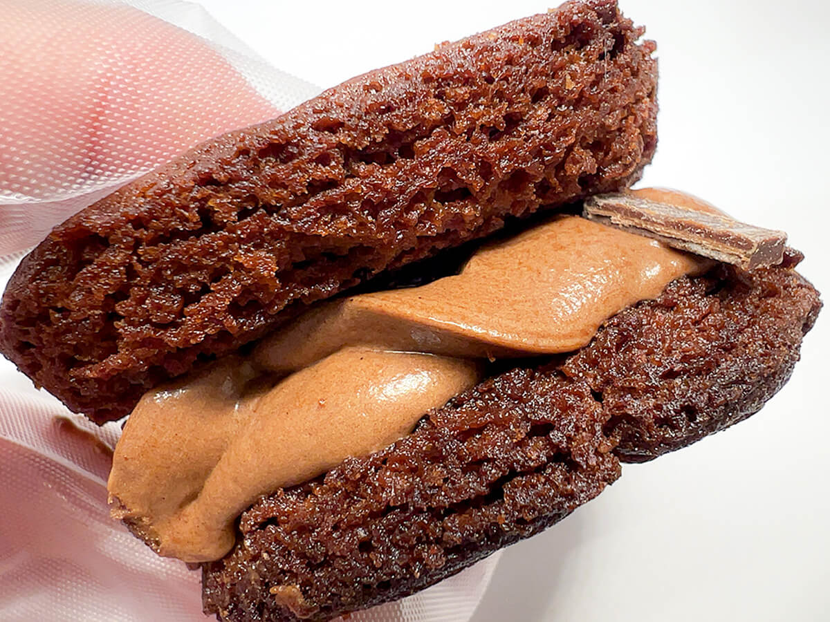 セブンイレブン「７プレミアム　チョコブラウニーサンド　パキチョコ」