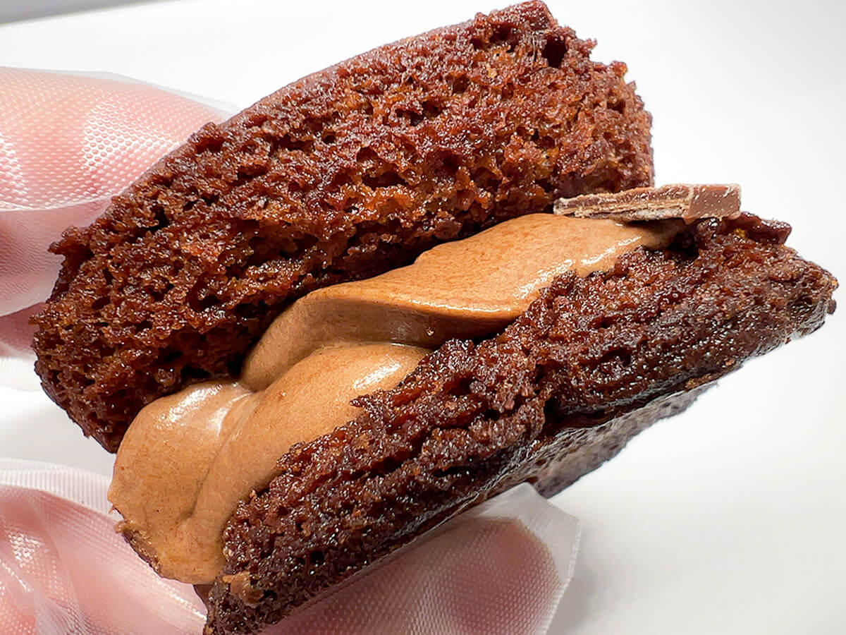 セブンイレブン「７プレミアム　チョコブラウニーサンド　パキチョコ」