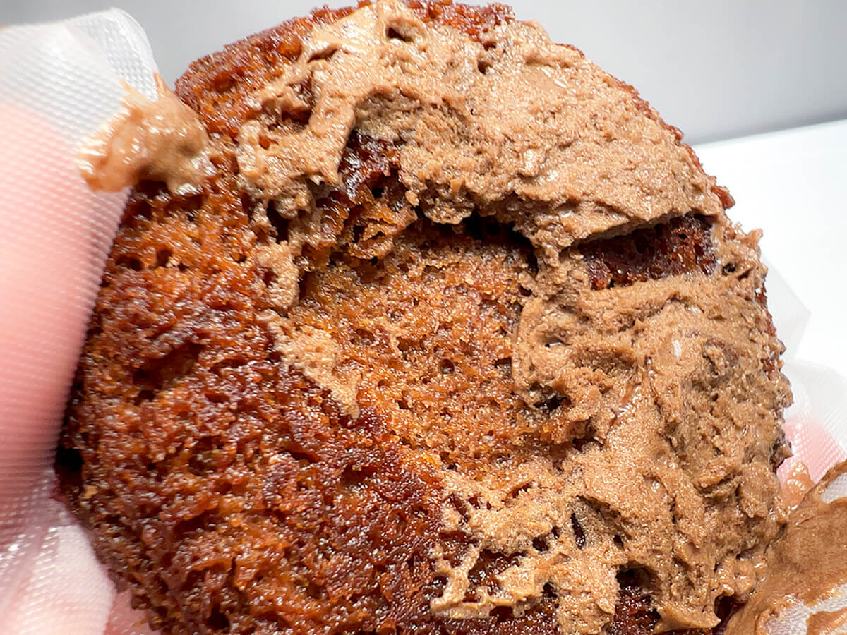 セブンイレブン「７プレミアム　チョコブラウニーサンド　パキチョコ」