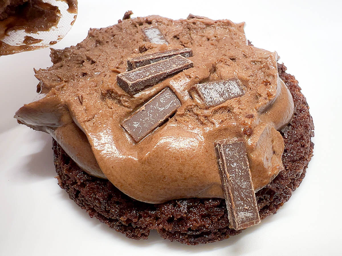 セブンイレブン「７プレミアム　チョコブラウニーサンド　パキチョコ」