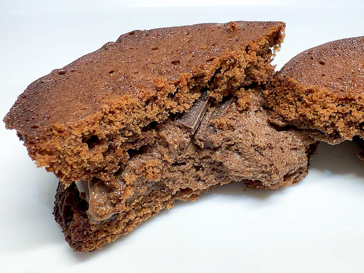 セブンイレブン「７プレミアム　チョコブラウニーサンド　パキチョコ」