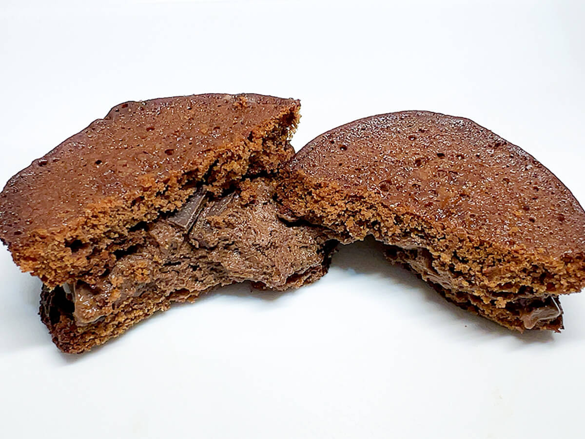 セブンイレブン「７プレミアム　チョコブラウニーサンド　パキチョコ」