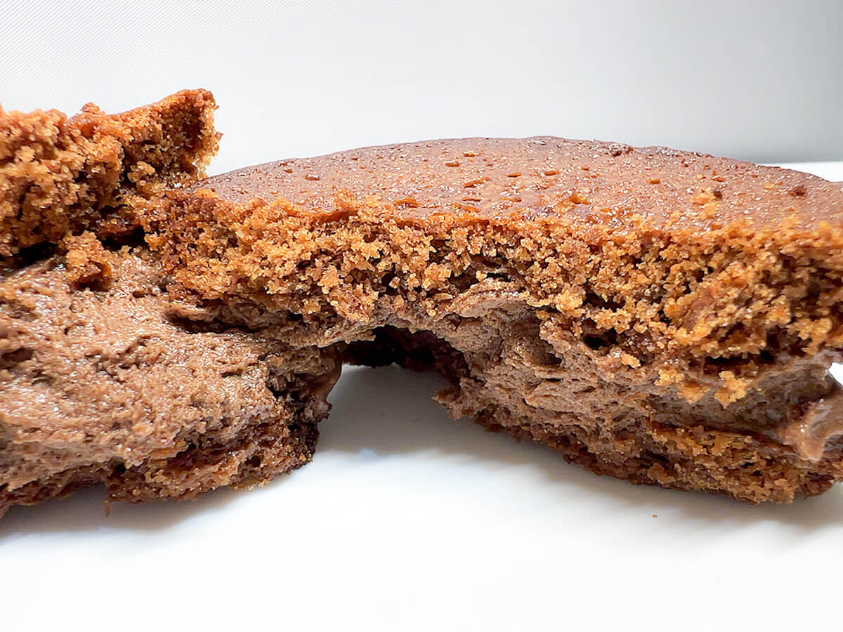 セブンイレブン「７プレミアム　チョコブラウニーサンド　パキチョコ」