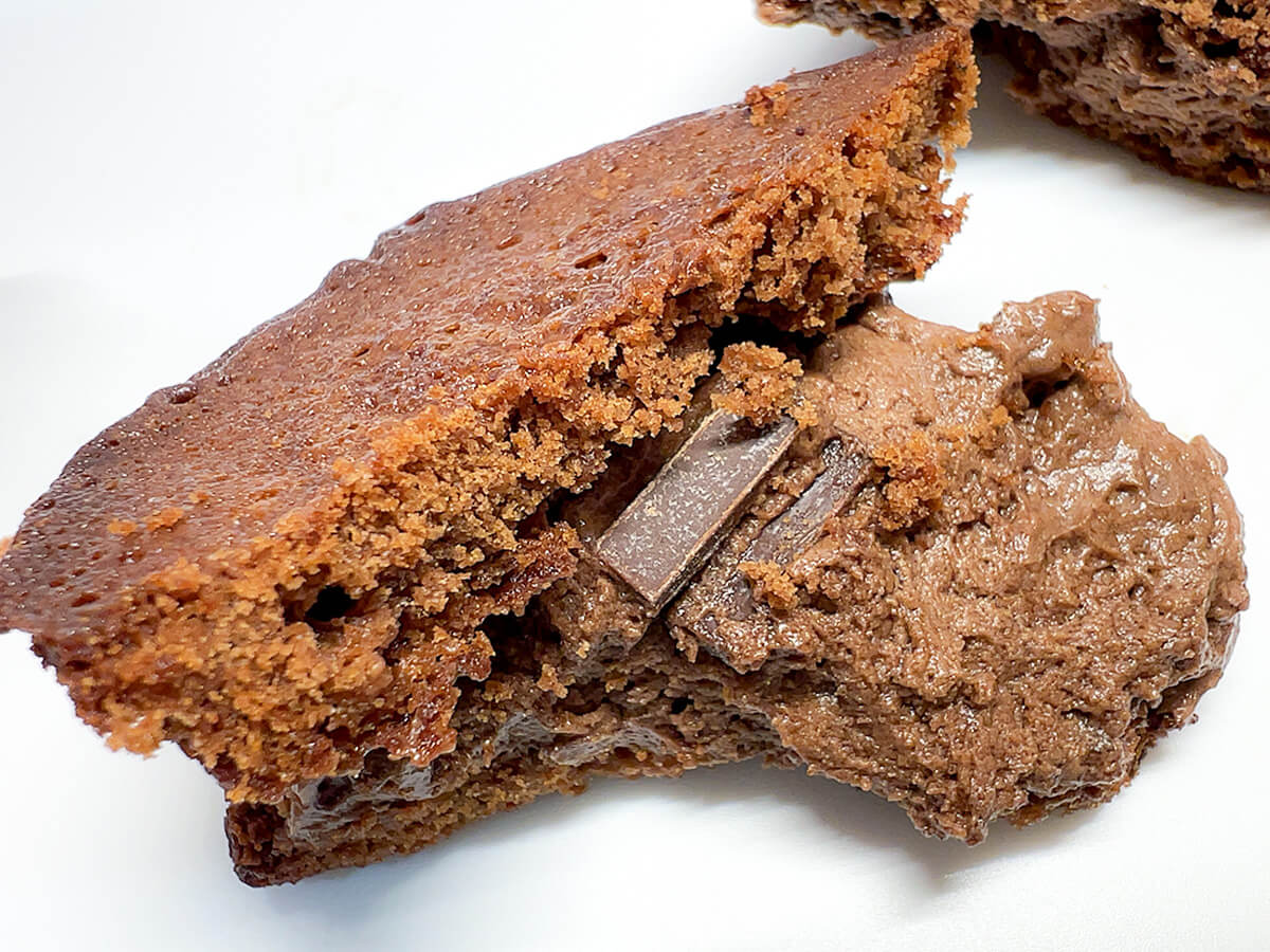 セブンイレブン「７プレミアム　チョコブラウニーサンド　パキチョコ」