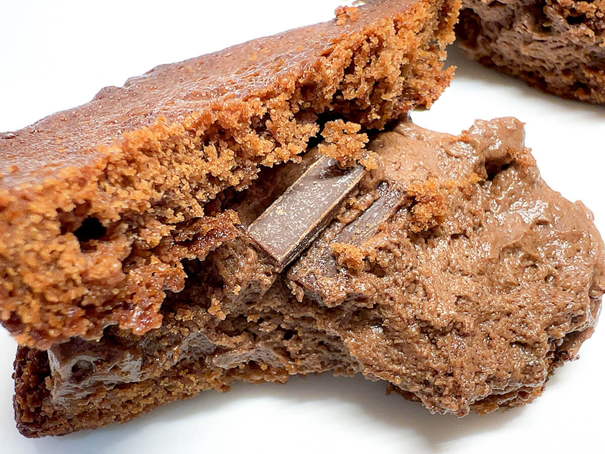 セブンイレブン「７プレミアム　チョコブラウニーサンド　パキチョコ」