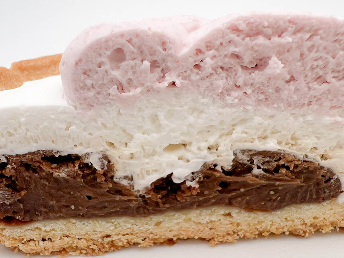 ファミマ「肉球タルト(いちご&チョコ)」