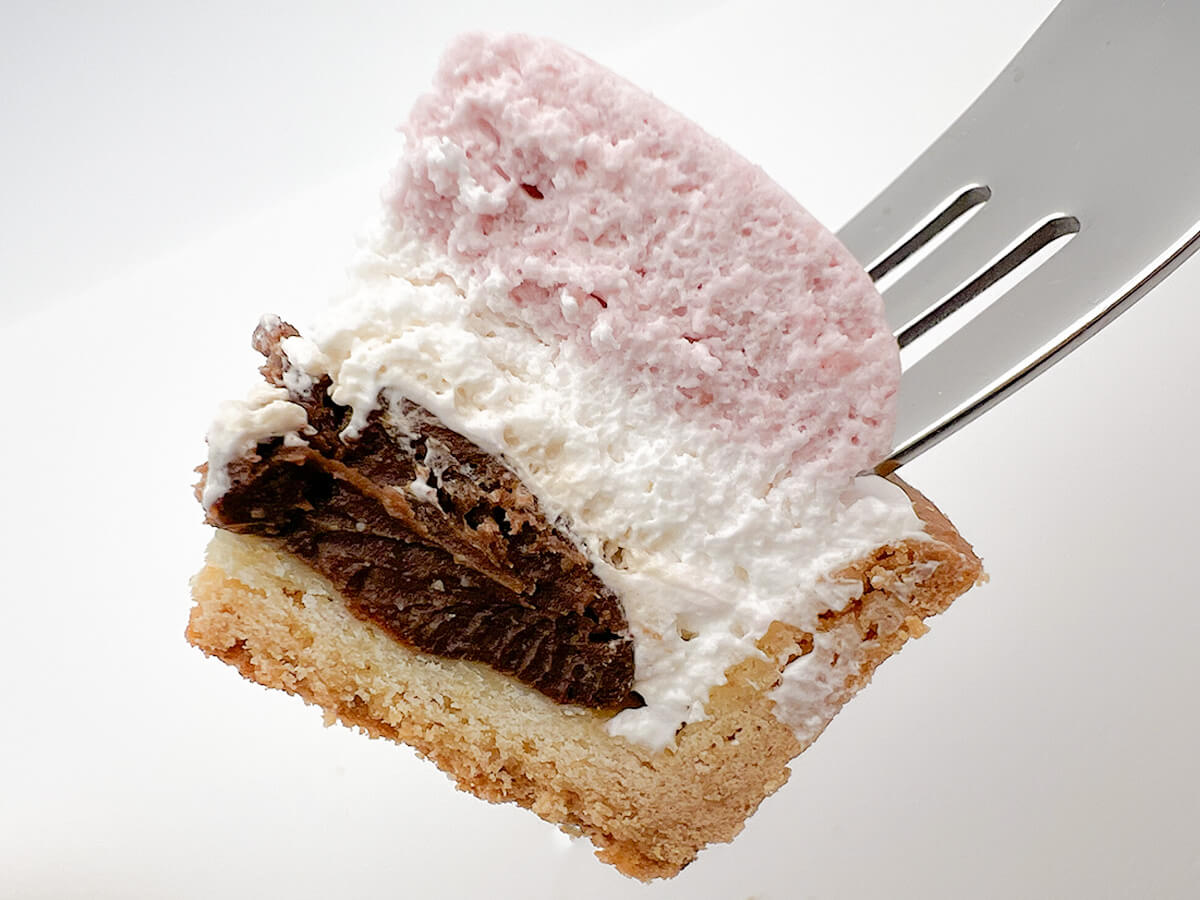 ファミマ「肉球タルト(いちご&チョコ)」