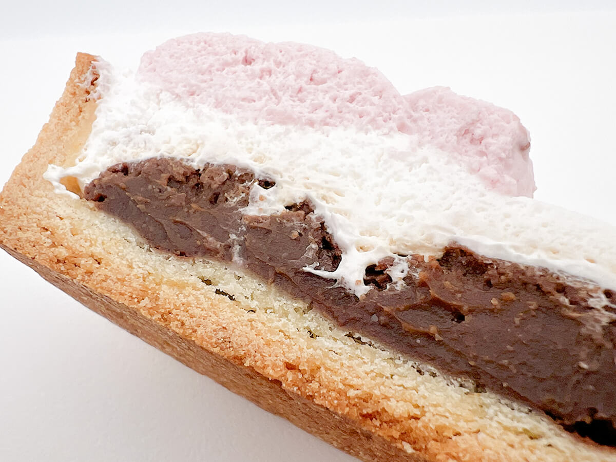 ファミマ「肉球タルト(いちご&チョコ)」