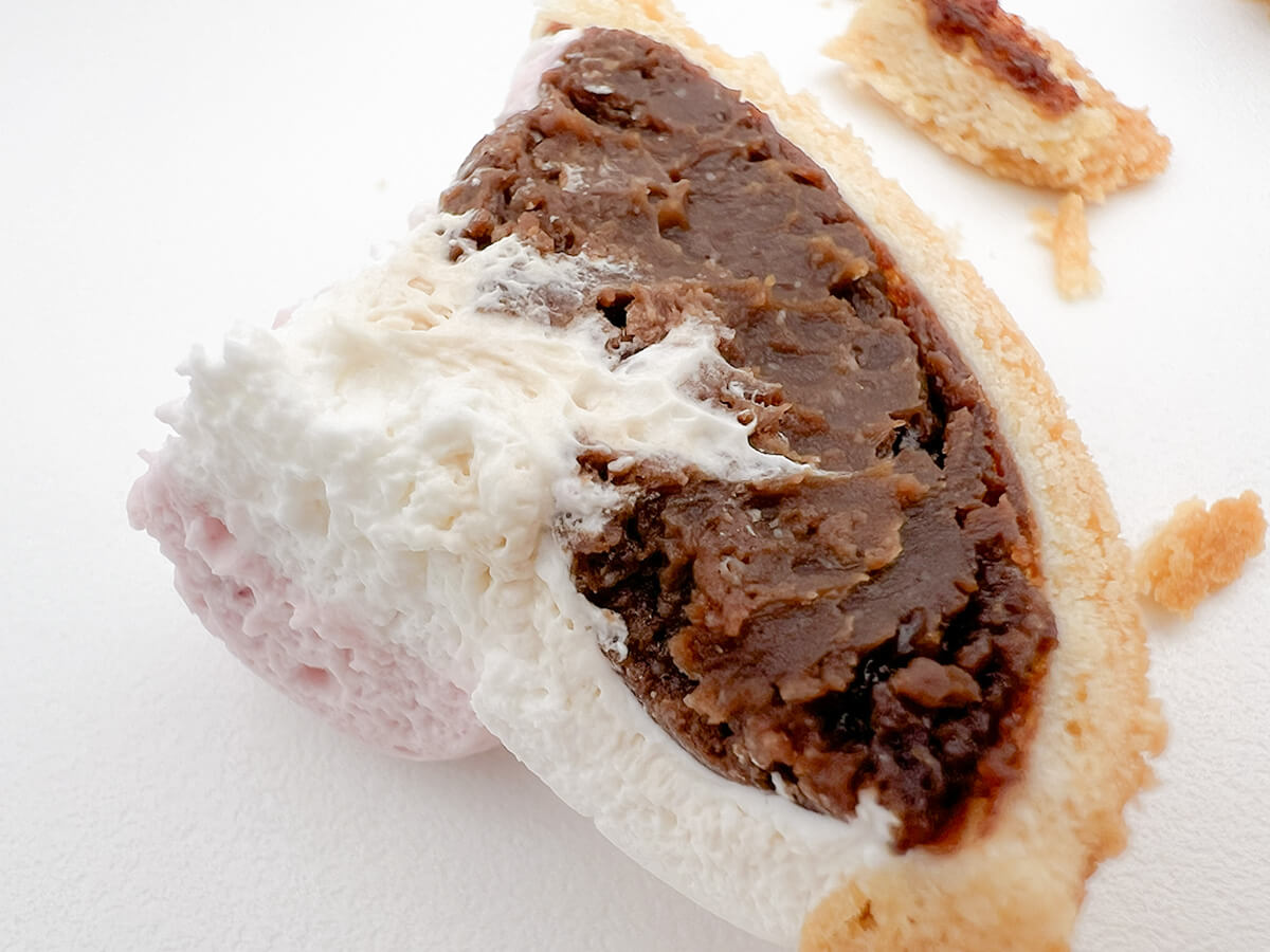 ファミマ「肉球タルト(いちご&チョコ)」