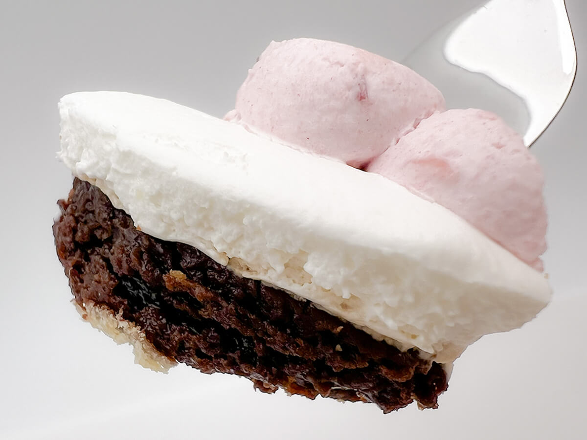 ファミマ「肉球タルト(いちご&チョコ)」