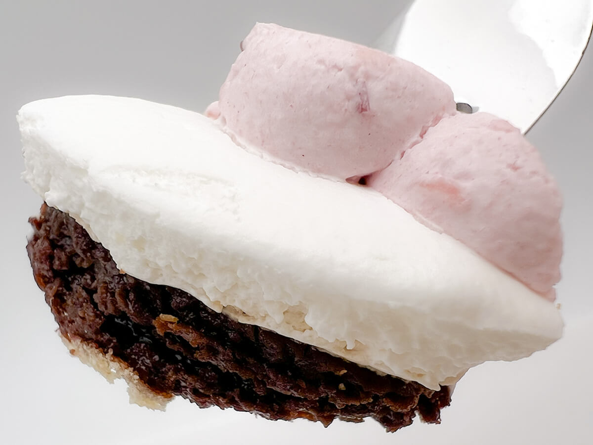 ファミマ「肉球タルト(いちご&チョコ)」