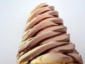 ファミマ「赤城　たっぷりソフト　チョコバナナ」