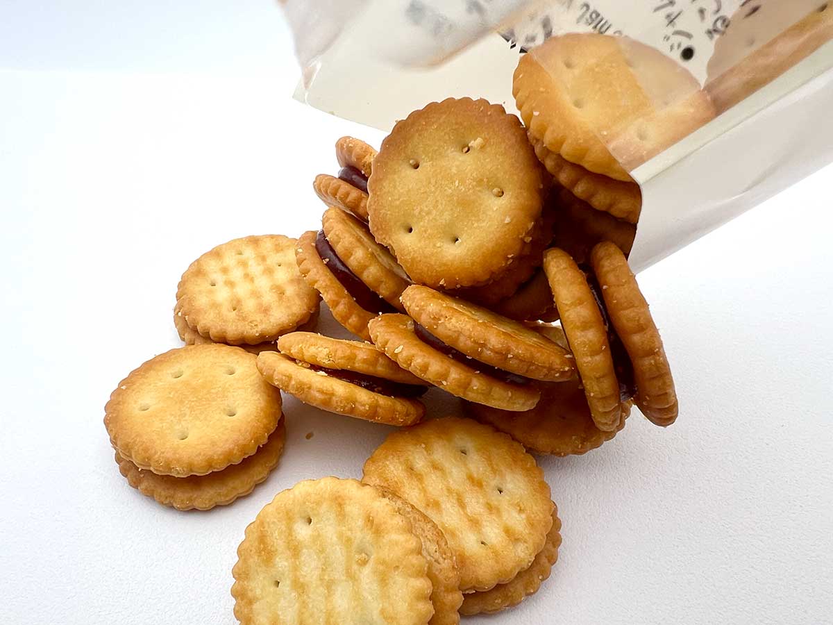 無印良品「無選別 いちごジャムサンドクラッカー」