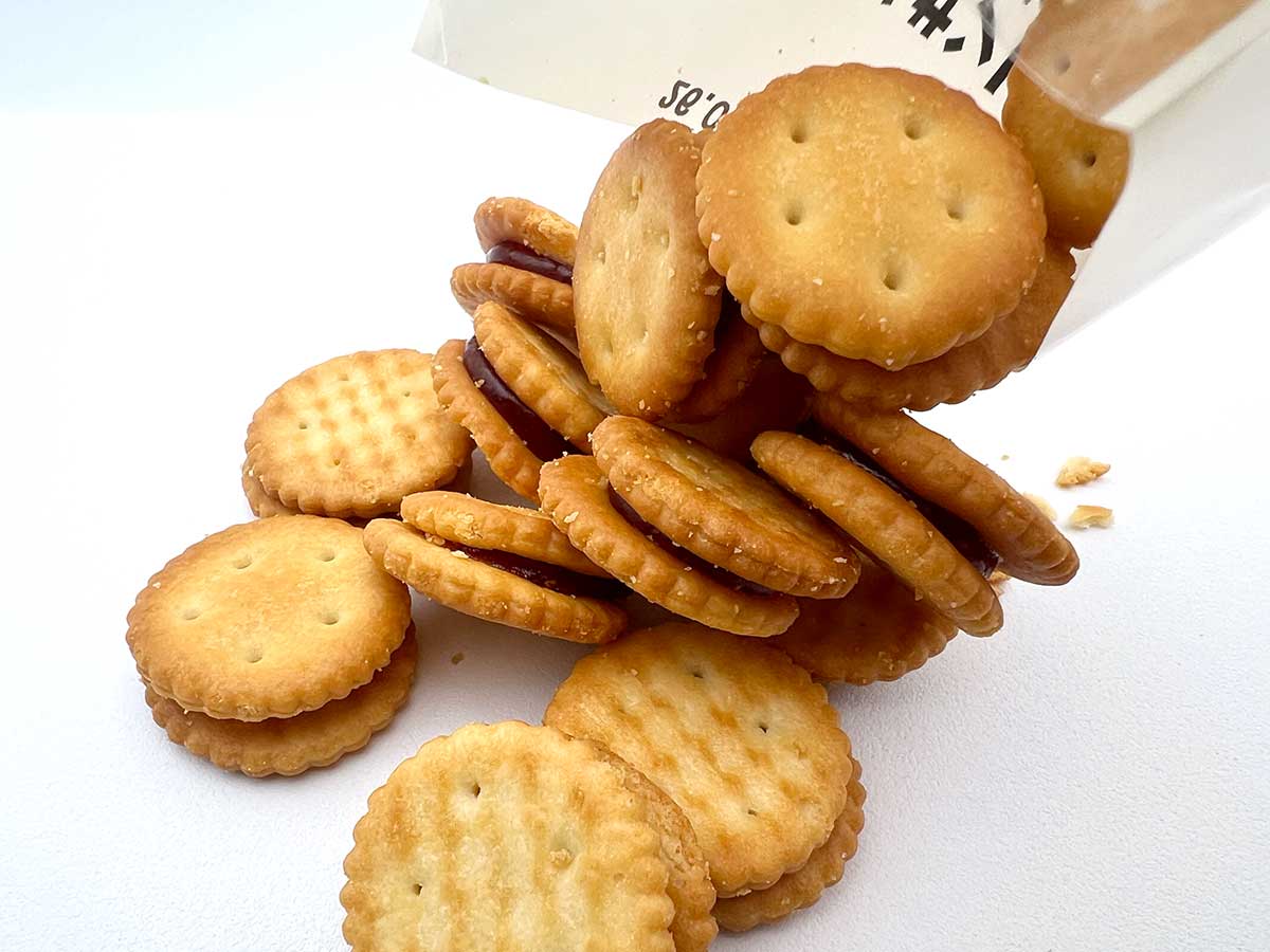 無印良品「無選別 いちごジャムサンドクラッカー」