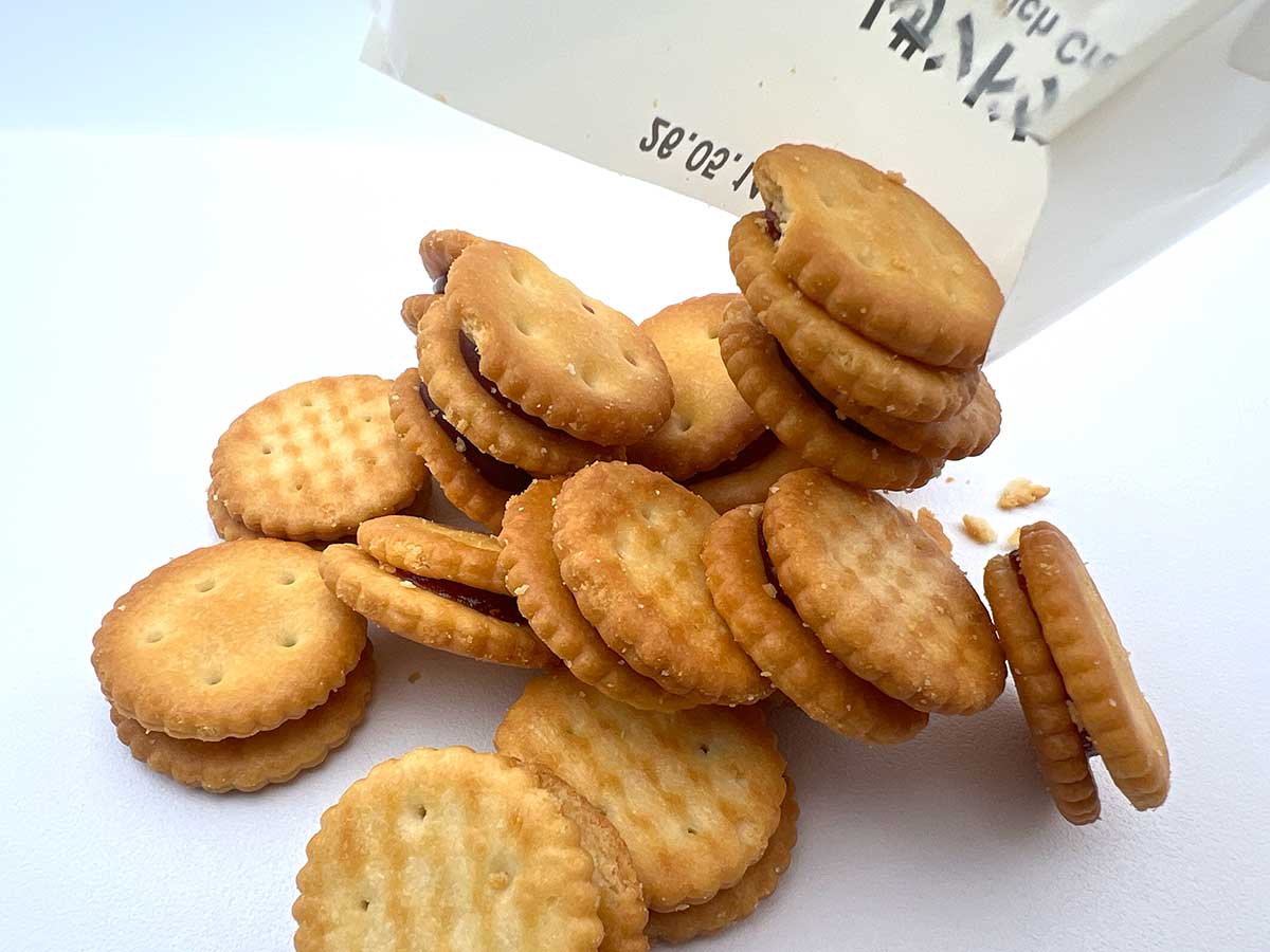 無印良品「無選別 いちごジャムサンドクラッカー」