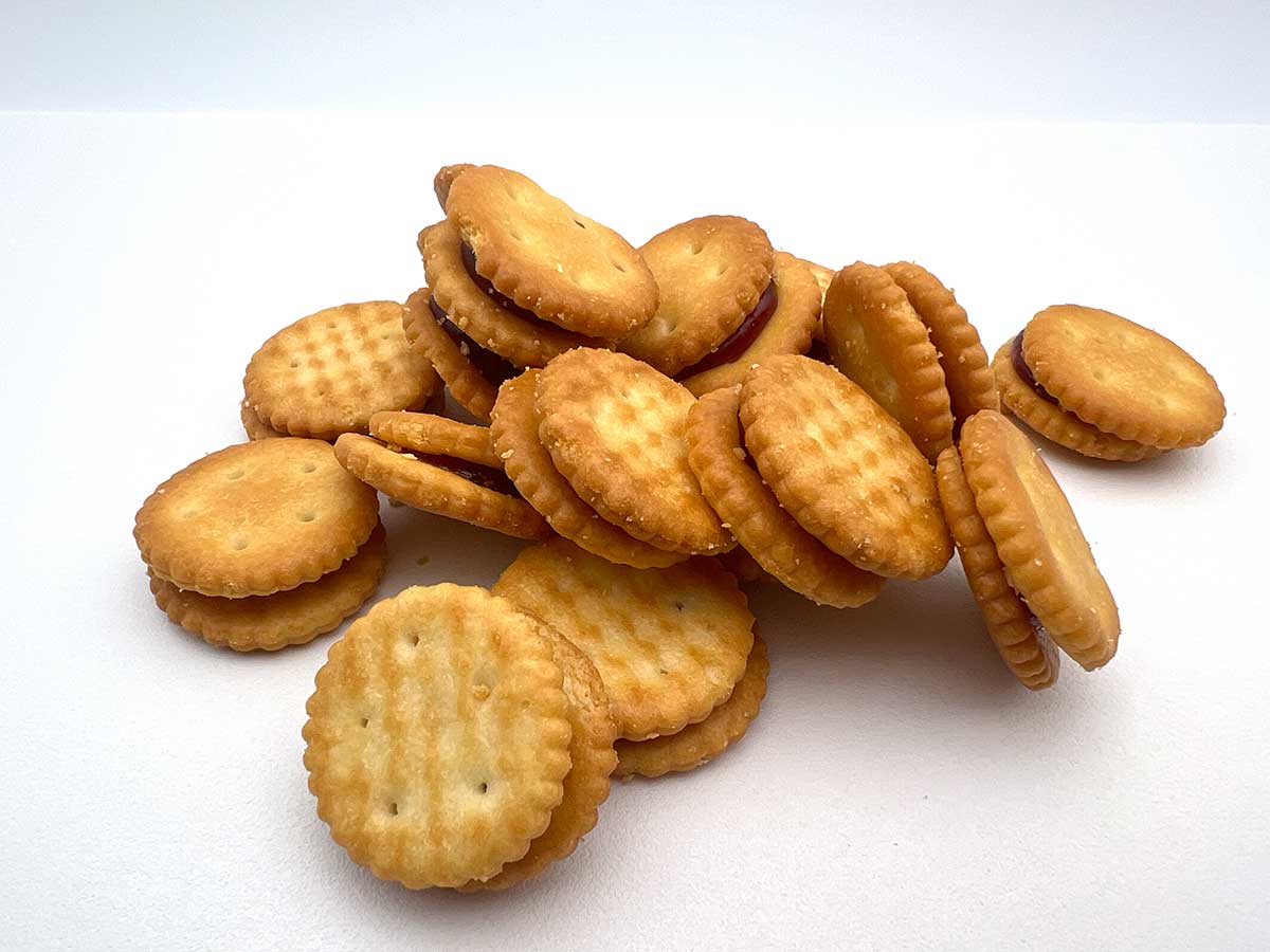 無印良品「無選別 いちごジャムサンドクラッカー」