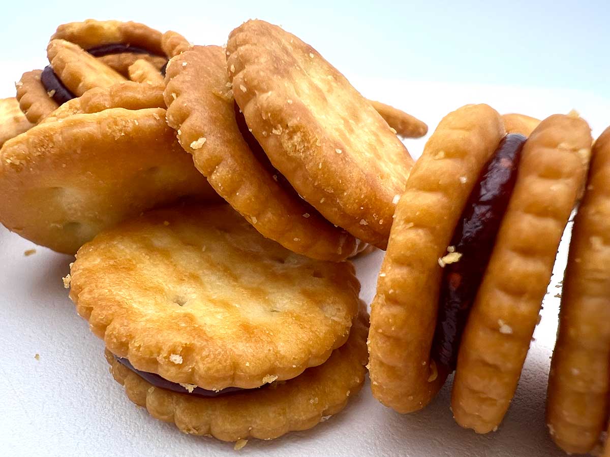 無印良品「無選別 いちごジャムサンドクラッカー」